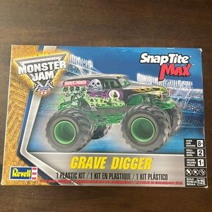 NIB Grave Digger SnapTite Model Car Kit 💚